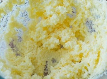 step1: 用電動打蛋器打發牛油約一分鐘，然後加入糖拌勻