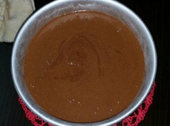 step6: 之後，倒入準備好有餅底既蛋糕模中（今次我用6"模）