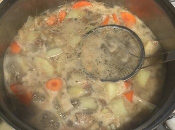 step2: 加入750cc的水，煮沸後將湯上方的浮沫撈起，
接著以小火燉煮15分鐘，讓<span class="group_1">食材</span>軟爛。
(期間別忘了每隔5分鐘就攪拌一次，避免底部燒焦)