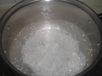 step1: 将西米煮开焖十几分钟至透明，在凉水中浸一会使西米更q，然後滴幹水倒入盤中