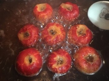 step2: 鍋中放水，水沒過山楂即可，煮開。