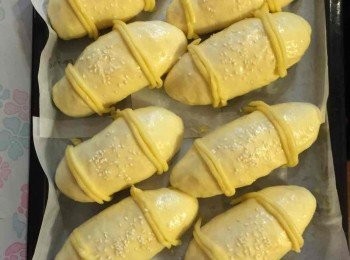 step6: 然後掃上蛋漿把麵糊唧上左右二條，然後中間撒上芝麻，然後用預熱了180度的焗爐焗15分鐘即可