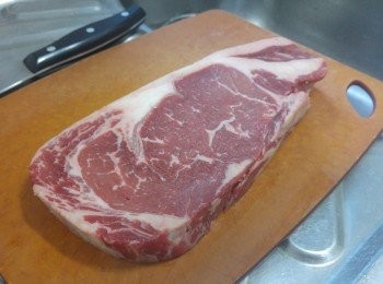 step1: 肉眼扒預早24小時從冰箱取出放在普通格低溫解凍