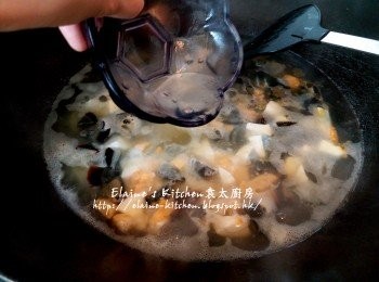 step11: 加入鹹蛋白拌勻後蓋上蓋用中火煮3分鐘