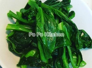 step2: 燒熱鑊至輕微出煙，加入油，及薑片，爆香，加入菜芯苗，快手炒勻，加入調味料，繼續快手炒，炒至發現菜頭位置有8成透明，便可關火，盛起，慢慢享用喇! 記得全程中大火呀!