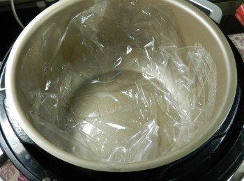 step8: 另取一個內鍋，內鋪上粿紙，並把多餘的地方剪掉