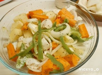 step1: 蔬菜切粒後用黑椒鹽及香草拌勻