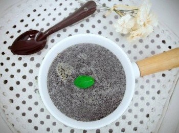 step5: 冰過後的「芝麻布丁凍」滑嫩誘人，香氣逼人呢 ♪ 而且真的只要一個步驟就是加熱沸騰就完成啦!!!!