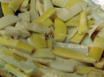 step4: 炒鍋先下橄欖油.薑片微微爆香 桂竹筍根部先下鍋炒一下再下筍尾炒熟