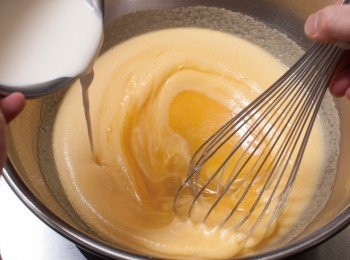 step5: 加入冰涼的鮮奶油攪拌混合，將溫度調整至35℃。