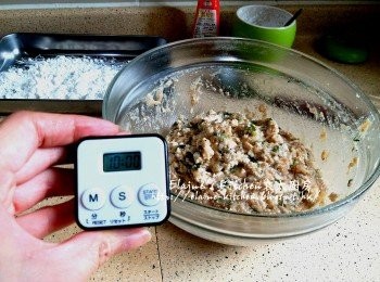 step4: 30分鐘後從雪櫃取出魚肉 , 放回室溫靜待10分鐘