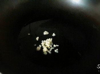 step2: 鍋子加入一茶匙油燒熱 , 再加一茶匙蒜泥炒香