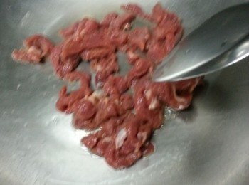 step7: 燒熱鑊,落1湯匙油,(油滾較最細火將油降溫度,瘦肉才不會痴底)落瘦肉兜炒