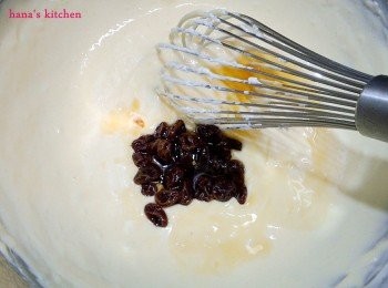 step5: 再加上泡好的葡萄乾和白蘭地1大匙和香草精也仔細拌勻.