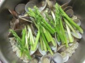 step4: 電鍋跳起來後放入蘆筍、蕃茄丁及香油稍拌,外鍋加0.2杯的水再度放回電鍋,待開關跳起即可拿出.
享用前灑上白胡椒.七味辣椒粉會更香哦!