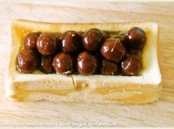 step4: 最後依序填入可可口味的黑木耳QQ圓，並淋上些許煉乳來增味。