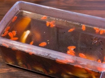 step8: 整鍋倒入容器中，待涼後加入已洗淨的杞子，包好放入雪櫃 6 小時以上即可食用。