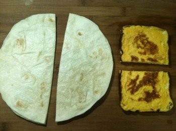 step6: 將「步驟3蒸好的餅皮」對切，口袋餅就完成囉。再將「步驟5煎好的煎蛋」對切，兩人份煎蛋也完成了。