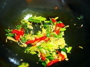 step5: 5.接著加入辣椒皮(去籽，辣椒皮泡一下水，才不會很辣)，一點點的水分一起拌炒。