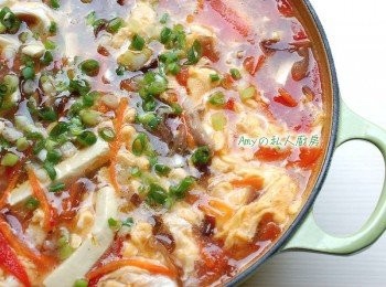 step6: 酸辣湯裡是由各種<span class="group_1">食材</span>組合而成,利用蕃茄自然的酸甜,木耳及豆腐交織出的口感,滑嫩的蛋花佐上酸辣的湯頭,每一口都能嚐到幸福的滋味。