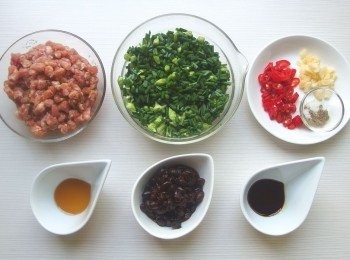 step1: 準備所有材料。蒜頭切碎,辣椒切片。