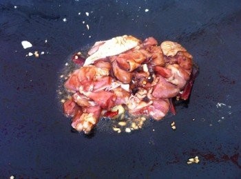 step4: 然後加入醃製好的雞塊，大火炒翻。