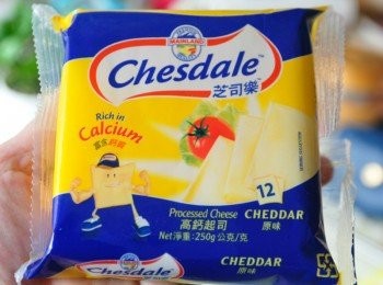 step10: 芝司樂使用紐西蘭純淨天然的鮮奶製成，一公斤起司需使用10公生鮮奶做為原料製，一片之司樂高鈣起司鈣質高於一杯20cc鮮奶，可幫助骨骼與牙齒成長喔!