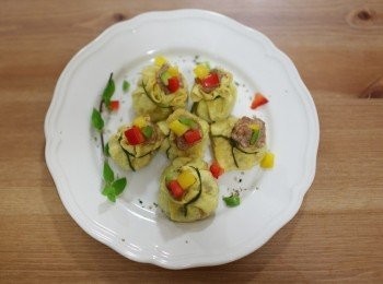 step9: 用甜椒增加一點色彩，搭配起來比較繽紛，我是先一半的燒賣有先放甜椒，蒸出來，顏色不會差太多，也比較沒有小朋友怕的菜味。所以也可以一起蒸煮（綠色的青椒會比較蛻色一點）