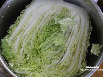 step2: 尤其最近剛好遇上菜價大跌，韓國大白菜也跟著降價，加上它並不多見[菜販很少販售]，所以看到自己喜歡又美美的韓國大白菜就買回家，如果你喜歡泡菜脆脆的話，就要選青澀帶點硬度的葉子，加上不喜歡太軟的泡菜。