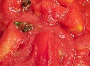 step2: 另一邊起鍋，蕃茄切塊加入鍋內，中慢火炒，茄膏加入適量水份稀釋，倒入鍋，加羅勒葉，加少許黃糖炒開至滾，