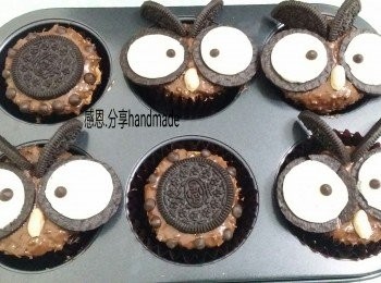 step7: 造型做法:
1)把放涼後的蛋糕，面上搽上少許又適量的朱古力脆脆醬。
2)將餅乾一個分開2塊，分完會變成，一邊會有白色忌廉餡的，將餅乾反轉後，白色向上面，之後貼上蛋糕上面，是扮大眼圈呀，整完2隻後，另將一邊冇餡的餅乾，再切開2小塊，貼上去扮眼眉毛的，之後用朱古力粒去扮眼睛眼珠，之後加上半粒花生扮鼻子，完成喇，立即食得喇。