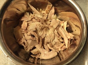 step2: 雞脾放涼後撕開, 加入麻油攪勻