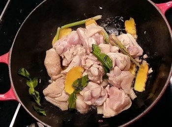 step4: 再加入雞肉塊及糖,拌炒至表面上色。