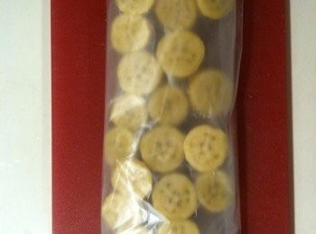 step1: 【處方箋A：急速冷凍法】 將熟透的香蕉剝皮後，切成薄片，「平舖」裝進保鮮袋，放入冷凍庫，可延長保存時間。 這種冷凍香蕉，無論是當「香蕉冰」來吃，或是拿來「打果汁」都很方便哦。