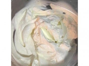 step5: 趁放涼蛋糕時製作<span class="group_6">香草鮮奶油</span>，將從冷凍庫中取出的鮮奶油（用香草莢者請先將香草莢挑出）用自動打蛋器低速打出泡泡後，加入糖粉低速打到打痕清楚不會消失時，即可裝入擠花袋，放冷凍備用。