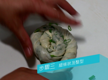 step10: 檊面步驟三, 用左手往上推, 右手往下拉的手法, 把它揉搓成香腸的粗細。