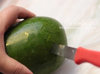 step1: 在迷你冬瓜頂部，大約2寸位置，利用小刀，一刀一刀切下去。