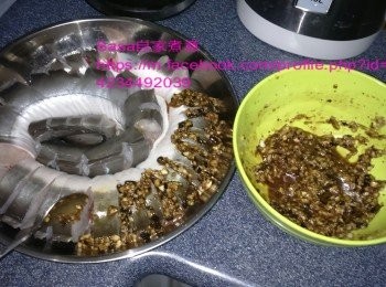 step5: 用羮將調味後的蒜蓉豆豉鋪上鱔塊上，直至全部的鱔塊鋪滿