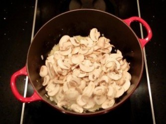 step7: 此時就可將蘑菇下鍋拌炒,炒至變軟。