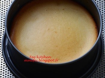 step8: 烤好後, 不要馬上取出, 打開烤箱門小縫細, 讓芝士蛋糕熱度在烤箱中慢慢冷卻約1小時。