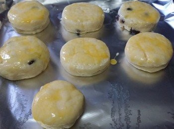 step6: 焗盤鋪上錫紙，焗爐預熱200度，焗15分鐘，至鬆餅面轉金黃和鬆餅邊裂開，即成。