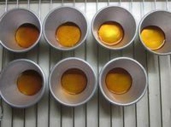 step6: 將<span class="group_2">焦糖</span>平均倒入容器中