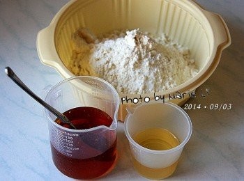 step1: 準備《餅皮》材料：

低筋麵粉：        90g + 45g
花生油：                18g
轉化糖漿：             100g
鹽：                     1g
冷水：                 少許


※ 轉化糖漿作法請見：晶瑩剔透的《轉化糖漿》

※ 花生油可以用其他液態植物油替代。