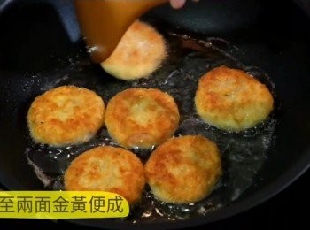 step6: 放入鍋中煎至兩面金黃便成。