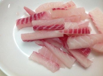 step1: 鯛魚逆紋切成細條狀，米酒、塩略醃