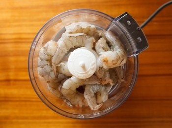 step1: 首先將150g的蝦仁倒入KitchenAid食物切碎機中，用高速攪打約5秒。