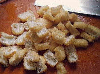 step2: 豆卜洗淨切半備用。