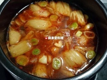 step5: 泡菜的香氣釋出後，放入高湯、韓式純豆腐鍋底醬。
