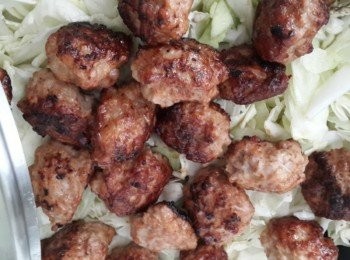 step4: 肉丸子8分熟時拿起將鍋中多餘的油分倒出 此時將大白菜放入鍋中悶煮約半熟出水時再將肉丸子一起放入 轉小火~加點鹽巴調味即可~