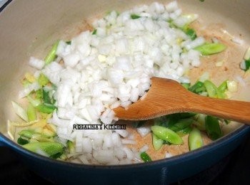 step2: 2.將洋蔥放入鍋中一起拌炒。